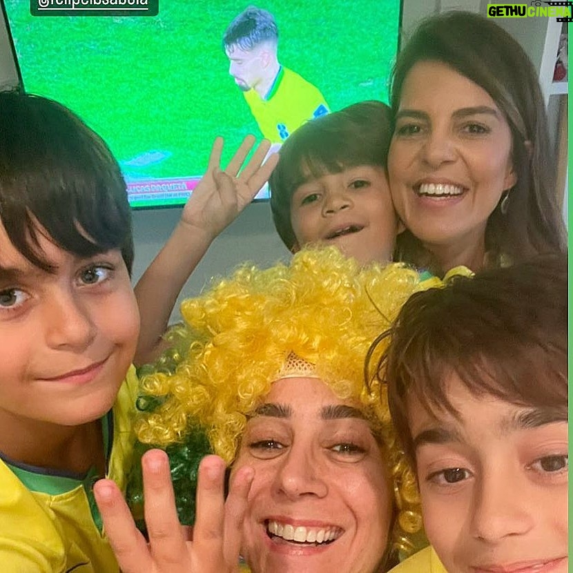 Mariana Gross Instagram - Celebrando o gol número 4. Alegria sem fim. Copa com criança é bom demais. 💙💛💚