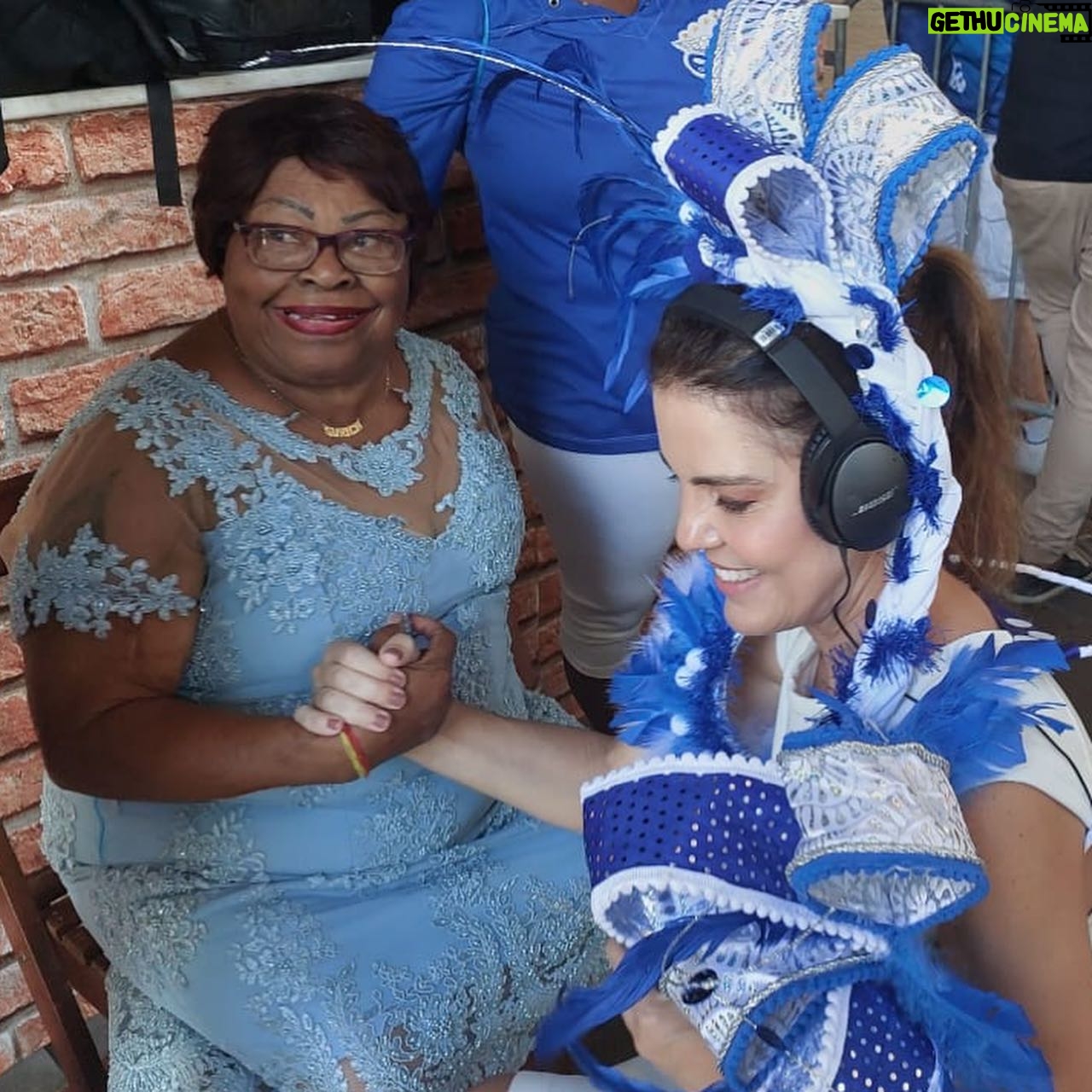 Mariana Gross Instagram - Respeito. A benção de @tiasurica.oficial Baluarte e Presidente de Honra da Portela, no centenário da azul e branca. 💙🤍