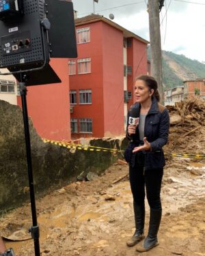 Mariana Gross Instagram - Dia do jornalista. Nasci um dia antes, me adiantei, ansiosa como uma repórter iniciante. O jornalismo é árduo, exigente e fascinante.