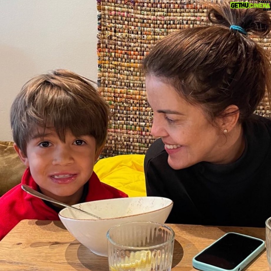 Mariana Gross Instagram - Virar astronauta e pisar na Lua. Antonio, você pra mim é uma viagem para fora do Planeta. Uma realização galáctica. Uma missão espacial diária. Uma alegria interplanetária. Te amo daqui até outra galáxia. A mais distante que a NASA já identificou até hoje. E você já sabe que são anos-luz de amor infinito. Beijos da mamãe, Mariana “Armstrong”. 🚀 #diadasmães