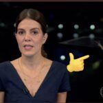 Mariana Gross Instagram – A luz do estúdio atrai os mosquitos. A lagartixa entendeu isso. Enquanto apresento, ela faz um banquete de Natal. Parceira, lagartixa! #RJTV
