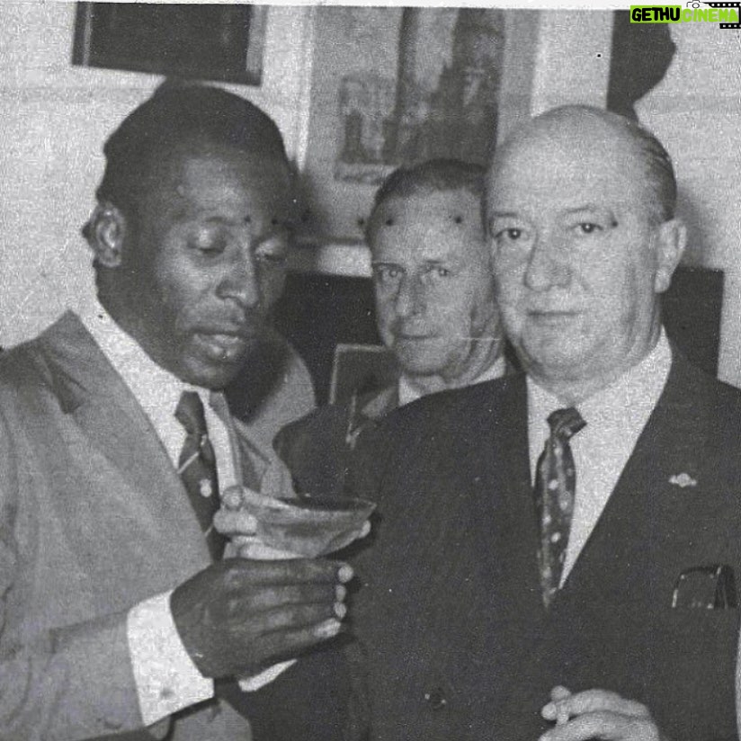 Mariana Gross Instagram - Pelé e meu avô João, então Embaixador do Brasil no México, fazendo um brinde conjunto. Resta saber para quem ficou o drink depois da foto.