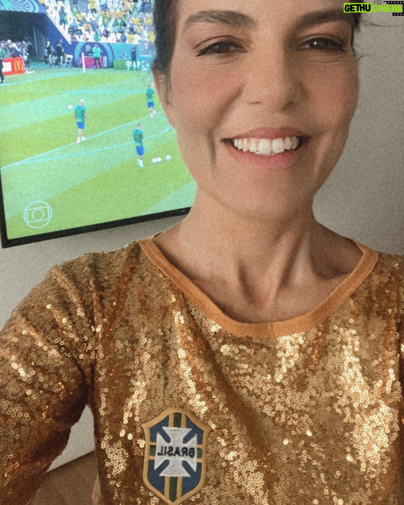 Mariana Gross Instagram - Mandei ver no paetê dessa vez. Já trabalhada no “dourado hexa”. Enviando luz até o Catar! 🏆🏆🎗️🥇