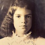 Mariana Gross Instagram - Eu dormia com trancinhas molhadas para, pela manhã, soltar e ter cabelos ondulados. Sempre foram muito fininhos e escorridos. Nasci gaiata e preferia posar sem sorrir enquanto ainda banguela. Nunca me incomodei com câmeras. Encarava de frente. Exibida. E sabia, intuitivamente, o que queria transmitir. Sou eu essa menina. Até hoje. 💛