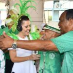 Mariana Gross Instagram – Reencontro com Seu Aluisio Machado. Baluarte do Império Serrano. Compositor de muitos dos principais sambas-enredo do Carnaval. Hoje, o maior vencedor de disputas de samba da escola com 15 composições escolhidas, superando mestre Silas de Oliveira. Um feito! Além de toda essa biografia, o Rei do charme e da simpatia. Sou fã @aluisiomachado82 💚 #bumbumpraticumbumprugurundum