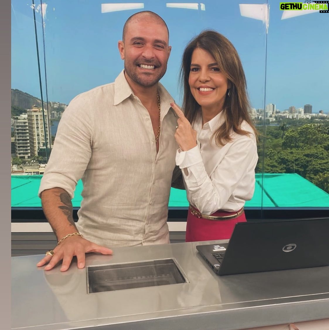 Mariana Gross Instagram - Tem samba na bancada do RJ1! Tem, sim senhor! @diogonogueira_oficial obrigada! Sucesso!