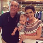 Mariana Gross Instagram - Galvão sempre atencioso e generoso comigo! Quando conheceu Antonio, então… Um carinho sem fim. @galvaobueno ídolo, obrigada pelo que fez pelo Esporte e por nós torcedores. #galvãoeterno (detalhe para Antonio apalpando a barriguinha do Galvão). 😂