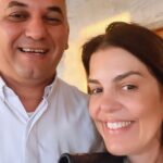 Mariana Gross Instagram – Ontem, esqueci minha bolsa no táxi. Estava com criança, brindes da festa, toda enrolada. Na descida, o taxista me pediu para gravar um vídeo para o filho dele. Gravei, paguei e me mandei. Tentei achá-lo mas, nem sabia de qual cooperativa era. E não tinha nenhuma identificação na minha bolsa. Só um batom. Hoje, @andrelsued veio de longe para devolver a dita cuja. Valor do gesto? Inestimável. Obrigada!!! Eterna gratidão! 💙