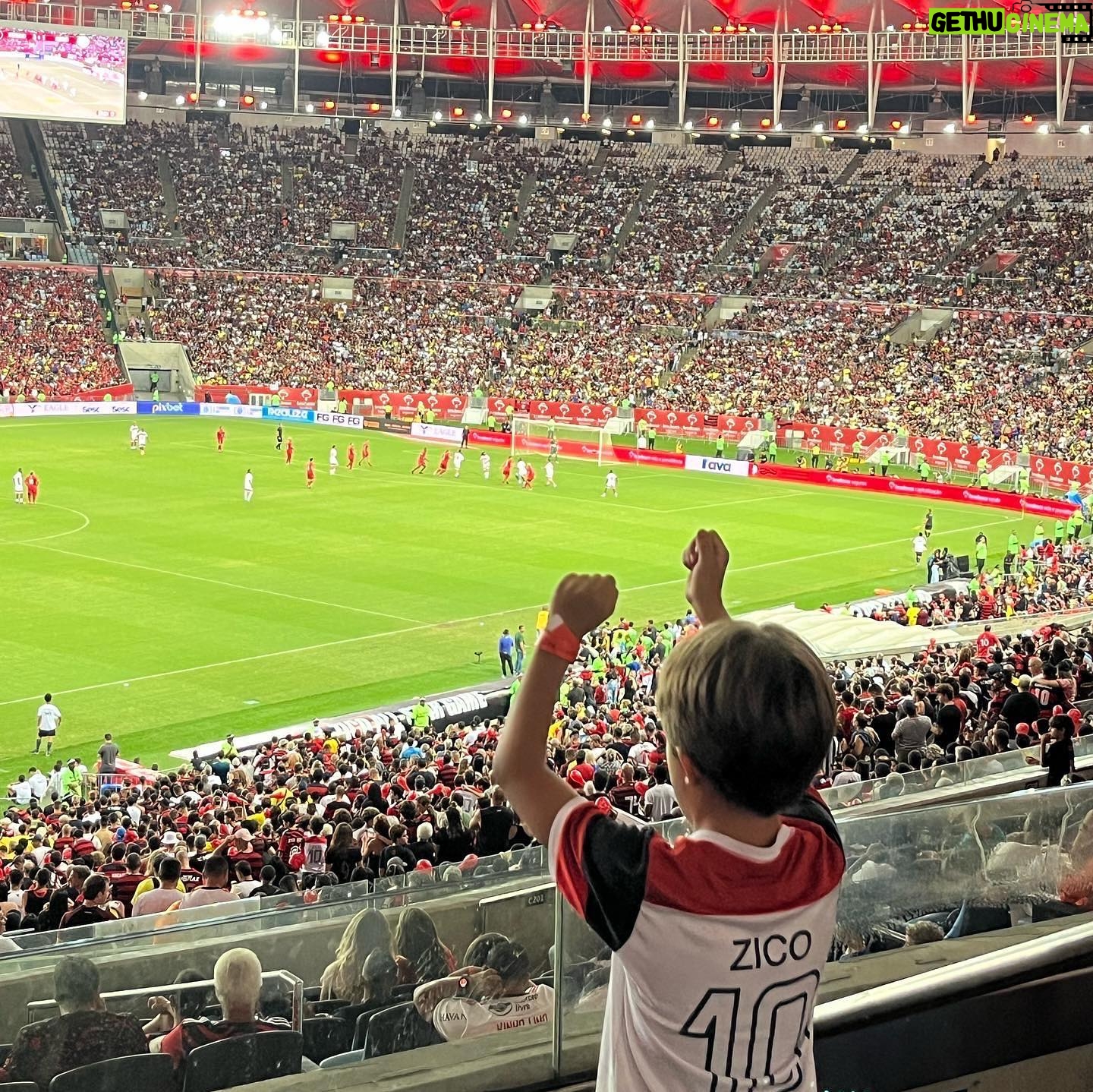 Mariana Gross Instagram - Flagrante do meu menino, celebrando meu ídolo, em um dos meus lugares preferidos. Desde já, Uma das fotos da minha vida. ❤️🖤