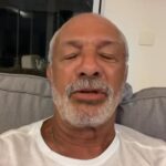 Mariana Gross Instagram - Maestro @junior_maestro_5 me mandou uma mensagem de parabéns. Uma honra! Meu filho Antonio não acreditou: _O Júnior? Parceiro do Zico?_ perguntou ele. Contei pro Júnior E olha o que o craque mandou pro meu filho! Tem ídolo mais incrível?? 🖤❤️