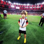 Mariana Gross Instagram – Meu pequeno no maior do Mundo. #🖤❤️ incrédulo, ofegante, sentindo a história daquele templo, a força daquela grama, com Zico no coração e Tri da Liberta no peito. O que sinto? Sinto que transmiti minha paixão. Missão cumprida. Esporte é tudo de bom.