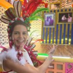 Mariana Gross Instagram - Como trabalhar e desfilar ao mesmo tempo? Os carnavalescos @gabriel.haddad e @leonardo.bora resolveram o problema! To numa foto com Zeca no carro alegórico. Pronto! 😱😍🥰