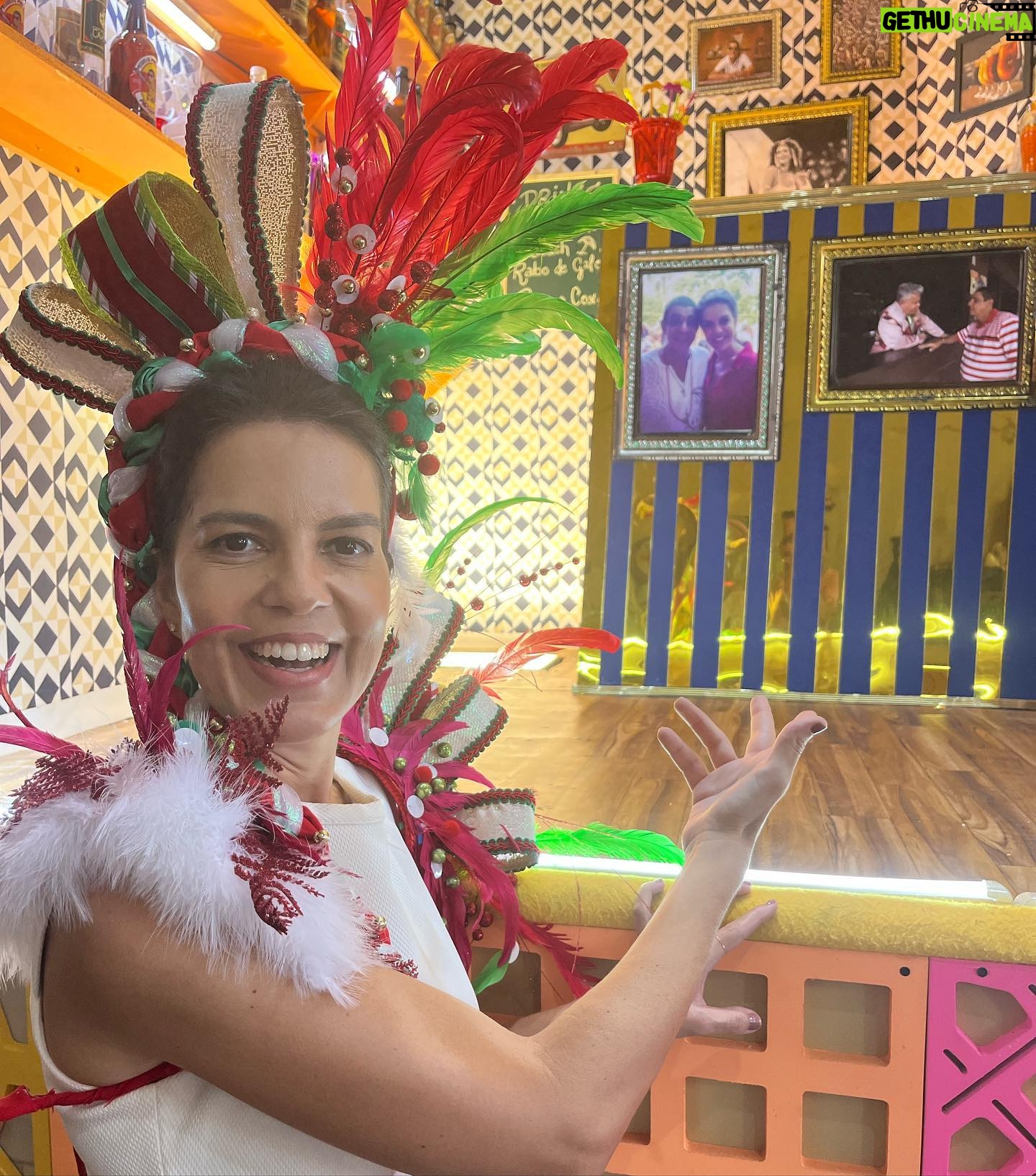Mariana Gross Instagram - Como trabalhar e desfilar ao mesmo tempo? Os carnavalescos @gabriel.haddad e @leonardo.bora resolveram o problema! To numa foto com Zeca no carro aleg贸rico. Pronto! 馃槺馃槏馃グ