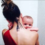 Mariana Gross Instagram – Hoje essa foto faz oito anos. O Facebook me mandou o aviso. Não sei se me choco, se sinto saudade, se sorrio, se choro ou se apenas medito… Ou tudo isso ao mesmo tempo. O tempo passa mas, meu amor, esse, só aumenta. #motherhood. ❤️