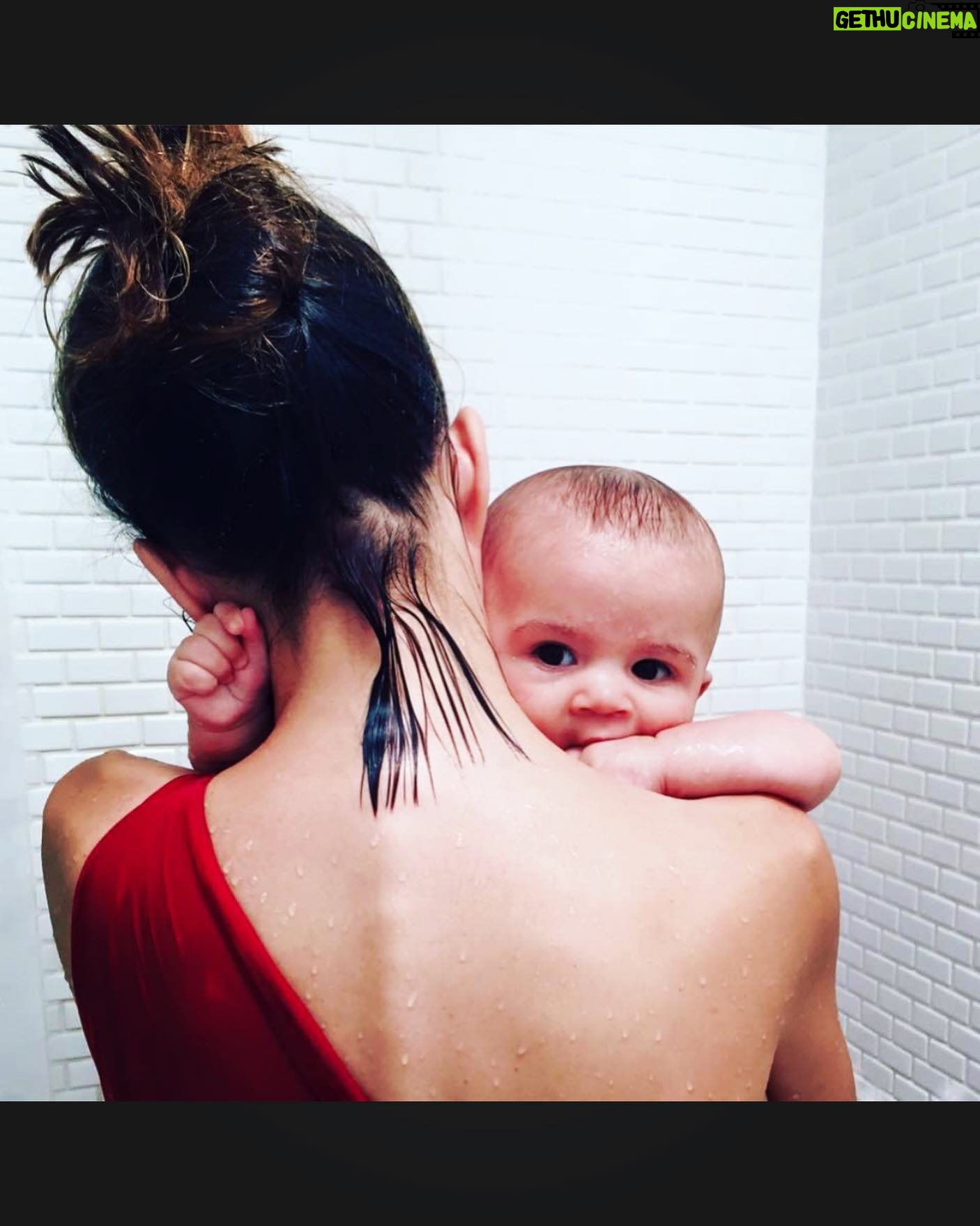 Mariana Gross Instagram - Hoje essa foto faz oito anos. O Facebook me mandou o aviso. Não sei se me choco, se sinto saudade, se sorrio, se choro ou se apenas medito… Ou tudo isso ao mesmo tempo. O tempo passa mas, meu amor, esse, só aumenta. #motherhood. ❤️