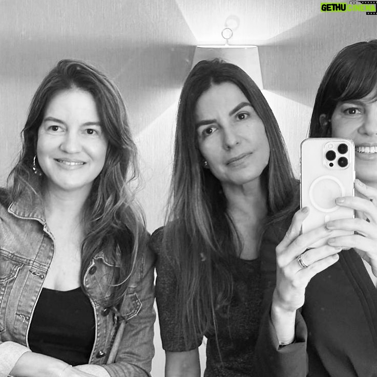 Mariana Gross Instagram - Dia das Irmãs. Minhas Caras-Metades! Gatas, inteligentes e amigas. ❤️ Beijos da irmã do meio, que não sabe fazer selfie.🤣 (mas, notem que só eu olhei para o lugar certo). 😘