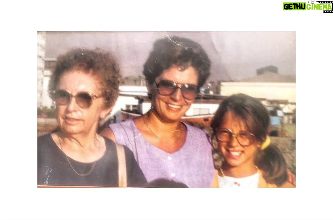 Mariana Loyola Instagram - Amor Amor Y más amor. Nada más Nada menos. En este viaje loco que es la vida, mis máximas referentes en esta foto. Mi abuela Ema que vivió 100 años y mi madre Vero que vivió (sólo?) 46. Por siempre en mi corazón, en mis decisiones, en mi formación, en mi hermana y mi hermano y en mis hijas. En ellas tb están sus palabras y enseñanzas y el inmenso amor que me entregaron. En ellas y en cada descendiente están por siempre ustedes, mis grandes amores. Abrazo a cada mamá, en todas sus formas hoy y siempre. ❤️🔥❤️🔥❤️🔥❤️🔥❤️🔥❤️🔥❤️🔥❤️🔥