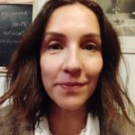 Mariana Loyola Instagram - Fin de este año de la hostia, joder! Tanta cosa no? Les pasa? Pues a mí sí. De todas formas y a como de lugar, mando besos, ánimo, abrazos, sonrisas, suspiros, bailes locos y ganas de seguir! Vamos vamos que la vida es una y hay que gozarla. Y aunque esté (súper) difícil, vamos a tratar de gozarla igual. 😅🤪🥹🤗 👊🏼🔥🌟♥️