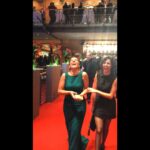 Mariana Loyola Instagram - Recuerdos que aparecen por aquí. @berlinale 2016 con mis amadas @pepasanmartin y @agus_mu_oz ♥♥ de punta en blanco. Yo muy qué hay con un @carolinaherrera 💫 Qué ciudad increíble Berlín, pese al frío de febrero. La cultura, la belleza y el peso de la historia afloran en cada esquina. Vimos a Meryl Streep, la flamante Presidenta del jurado, y me dieron ganas de llorar. Y lo mejor: #Rara @raralapelicula ganaba el premio a mejor película Generation K-Plus. Qué cantidad de emociones mi dióh!