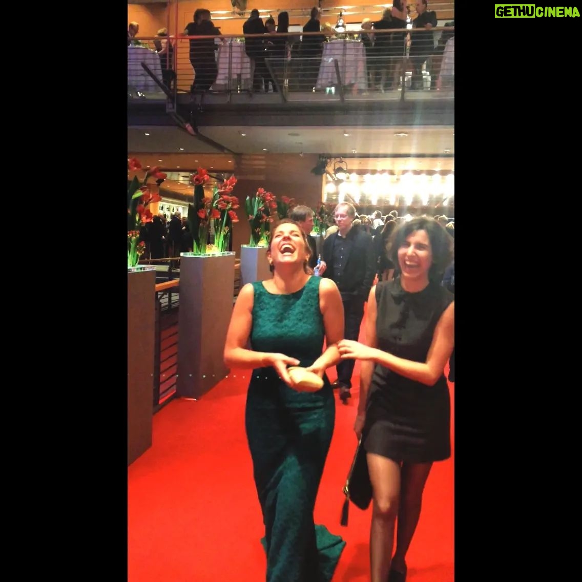 Mariana Loyola Instagram - Recuerdos que aparecen por aquí. @berlinale 2016 con mis amadas @pepasanmartin y @agus_mu_oz ♥♥ de punta en blanco. Yo muy qué hay con un @carolinaherrera 💫 Qué ciudad increíble Berlín, pese al frío de febrero. La cultura, la belleza y el peso de la historia afloran en cada esquina. Vimos a Meryl Streep, la flamante Presidenta del jurado, y me dieron ganas de llorar. Y lo mejor: #Rara @raralapelicula ganaba el premio a mejor película Generation K-Plus. Qué cantidad de emociones mi dióh!