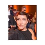 Mariana Loyola Instagram - Anoche fueron los @premioscaleuche 2023 ♥ Qué alegría ver a tantas y tantos colegas queridxs y admiradxs! Aquí un pedacito de la larga noche... Tema a relevar: el regreso de @tvn a esta transmisión en vivo. Qué importante que la cultura se haga pública, que llegue a todas las casas y que la gente disfrute viendo a sus actrices y actores tan queridos. Abrazote a todas y todos lxs ganadorxs que tanto se lo merecen y a las y los organizadorxs: muchas gracias! Sé cuánto trabajan cada año para que esto sea espectacular. Y por supuesto, un beso enorme de agradecimiento a mi queridísimo @franklinathos Talentoso, creativo, divertido, seco y mejor acompañante! Gracias una vez más amigo por dejarme así 💖 Gracias también a @mostore por el vestido increíble #hechoenchile y a @majocontreras3d por sus joyas alucinantes 🖤 Fue una noche hermosa.