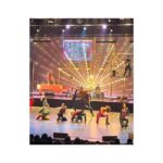 Mariana Loyola Instagram - Y se fue #HIT ❤️‍🔥🌟 "Porque esta es una obra, y las obras terminan" Agradecimientos a la vida y al universo por el encuentro con tantas personas increíbles. Volver a sentir, bailar, respirar, sudar y cantar es un regalo. Y poder hacerlo en las mejores condiciones y en un lugar amoroso y seguro es puro goce. Gracias @nataliagrez y @culturacap por convocarme y cuidarnos siempre. Gracias @tm_lascondes por su tremendo equipo de gente siempre atenta. Gracias forevaaaa @maatyp Eres el mejor. Gracias @paulabarracepe por tus cuidados y ternura. Gracias a mi @viviannedietz que me llevo en el ♥️ por siempre, por su compañerismo, complicidad, alegría y dulzura. Por ser siempre luz. Gracias @montseballarin @joseantonioraffo @josefinafiebelkorn y @franwalk por su experiencia, empuje, energía infinita y talento desbordantes. Gracias @brigittekattan @carloagosttini @valeriamorales.v @claudioo.__ @andresvelarde._ por enseñarnos que el cuerpo no tiene límites. Gracias a tooooooodos quienes hicieron posible este montaje. @zorrateatral @lemaitrelaurene Lo pasé increíble. Gracias por la música @gabrielrammsy y a toda la banda. Gracias por sus cuidados @carmenrosasalonbeauty y @ruben_aravena Gocé cada función, cada emoción y cada herida. Y por supuesto gracias al público detonao, a las más de 11 mil personas que nos vieron, bailaron, cantaron y nos aplaudieron. Se pasaron. Una hermosura de experiencia. Vamos a por más, porque el mundo entero es un teatro! ❤️‍🔥❤️‍🔥❤️‍🔥❤️‍🔥❤️‍🔥❤️‍🔥❤️‍🔥❤️‍🔥❤️‍🔥❤️‍🔥❤️‍🔥❤️‍🔥❤️‍🔥