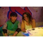Mariana Loyola Instagram - Fui muy feliz interpretando a Ana en #BabyBandito 💥 junto a un elenco y un equipo increíbles. Aquí hay muchísimo trabajo colectivo. Gracias a su apoyo somos N⁰2 a nivel mundial en habla hispana! En medio de la tragedia por los incendios, esto es una pequeña alegría. Cuéntenme qué les ha parecido. @fabula_prod @netflixchile @netflixlat @netflix