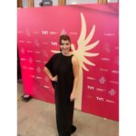 Mariana Loyola Instagram - Anoche fueron los @premioscaleuche 2023 ♥ Qué alegría ver a tantas y tantos colegas queridxs y admiradxs! Aquí un pedacito de la larga noche... Tema a relevar: el regreso de @tvn a esta transmisión en vivo. Qué importante que la cultura se haga pública, que llegue a todas las casas y que la gente disfrute viendo a sus actrices y actores tan queridos. Abrazote a todas y todos lxs ganadorxs que tanto se lo merecen y a las y los organizadorxs: muchas gracias! Sé cuánto trabajan cada año para que esto sea espectacular. Y por supuesto, un beso enorme de agradecimiento a mi queridísimo @franklinathos Talentoso, creativo, divertido, seco y mejor acompañante! Gracias una vez más amigo por dejarme así 💖 Gracias también a @mostore por el vestido increíble #hechoenchile y a @majocontreras3d por sus joyas alucinantes 🖤 Fue una noche hermosa.