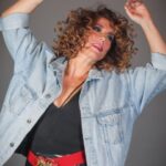 Mariana Loyola Instagram - 🎧 Ya estamos a días del estreno de #HIT un musical de los 80 🎧 Lo hemos pasado increíble! Aquí hay un grupo humano hermoso, trabajador, entusiasta y que ama su trabajo. Gracias a mi @nataliagrez y a @culturacap por la invitación, gracias al @tm_lascondes por poner la casa, gracias a todo el elenco hermoso, a lxs músicxs liderados por @gabrielrammsy y a lxs bailarinxs secxs (son pura inspiración), gracias a la mostra @brigittekattan por sus coreos y a toooooooodo el equipo técnico fenomenal comandado por @zorrateatral que crea y sueña incansablemente. Esta fue la portada de @revistawiken que hicimos con @natalia_photo y equipo. Maquillaje de @ruben_aravena y pelo soñao de @carmenrosasalonbeauty