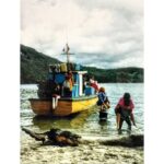 Mariana Loyola Instagram - Mi amigo @fafifo me manda estas fotos que aparecieron por ahí... Larga historia.... La Fiebre del Loco (2001) fue mi segunda película. La primera donde aprendí el rigor del lenguaje cinematográfico. 6 semanas en Isla Toto o Gala, Aysén. Lejos, muuuuuy lejos. A lo Herzog todo un equipo se movilizó hasta allá para contar esta historia. Tremenda experiencia de la mano de @woodproducciones y todo el equipo amado que marcó mi ♥️ foreva. Aquí con las tremendas #MaríaIzquierdo @carmina_riego_oficial @pilizderich y @patricialopezmenadier Éramos Las Chiquillas, y llegábamos a la isla en una micro arriba de una balsa. Así no más. Mi personaje se llamaba Paty y era una cabra de 21 años, bien triste, sin ninguna herramienta, buscándose la vida. #LaFiebreDelLoco #Cine #CineChileno