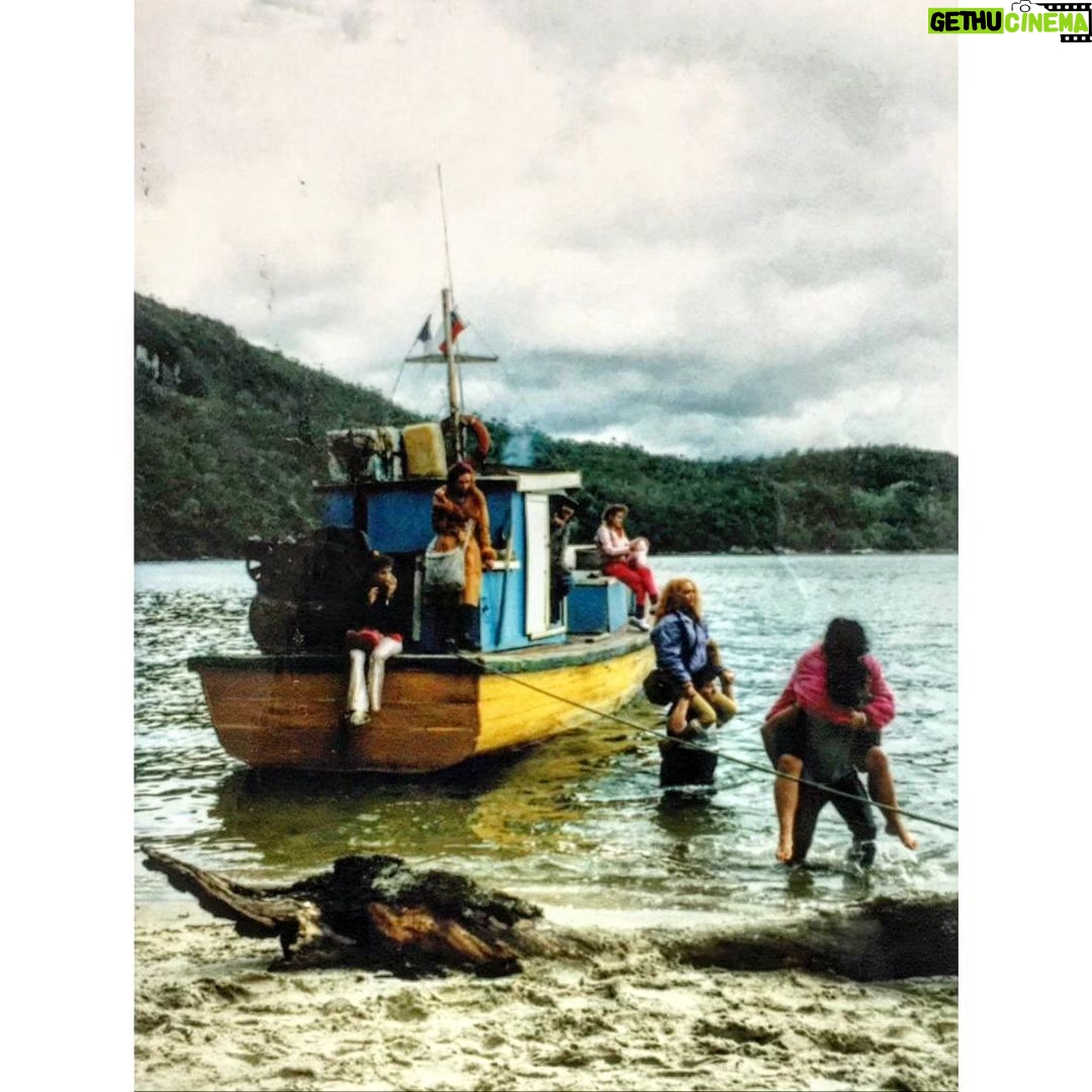 Mariana Loyola Instagram - Mi amigo @fafifo me manda estas fotos que aparecieron por ahí... Larga historia.... La Fiebre del Loco (2001) fue mi segunda película. La primera donde aprendí el rigor del lenguaje cinematográfico. 6 semanas en Isla Toto o Gala, Aysén. Lejos, muuuuuy lejos. A lo Herzog todo un equipo se movilizó hasta allá para contar esta historia. Tremenda experiencia de la mano de @woodproducciones y todo el equipo amado que marcó mi ♥️ foreva. Aquí con las tremendas #MaríaIzquierdo @carmina_riego_oficial @pilizderich y @patricialopezmenadier Éramos Las Chiquillas, y llegábamos a la isla en una micro arriba de una balsa. Así no más. Mi personaje se llamaba Paty y era una cabra de 21 años, bien triste, sin ninguna herramienta, buscándose la vida. #LaFiebreDelLoco #Cine #CineChileno