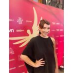 Mariana Loyola Instagram - Anoche fueron los @premioscaleuche 2023 ♥ Qué alegría ver a tantas y tantos colegas queridxs y admiradxs! Aquí un pedacito de la larga noche... Tema a relevar: el regreso de @tvn a esta transmisión en vivo. Qué importante que la cultura se haga pública, que llegue a todas las casas y que la gente disfrute viendo a sus actrices y actores tan queridos. Abrazote a todas y todos lxs ganadorxs que tanto se lo merecen y a las y los organizadorxs: muchas gracias! Sé cuánto trabajan cada año para que esto sea espectacular. Y por supuesto, un beso enorme de agradecimiento a mi queridísimo @franklinathos Talentoso, creativo, divertido, seco y mejor acompañante! Gracias una vez más amigo por dejarme así 💖 Gracias también a @mostore por el vestido increíble #hechoenchile y a @majocontreras3d por sus joyas alucinantes 🖤 Fue una noche hermosa.
