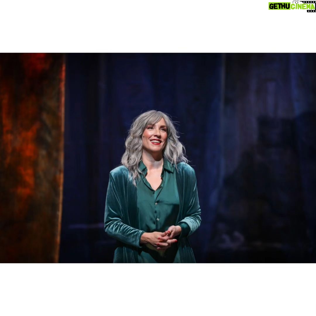 Mariana Loyola Instagram - Día del Teatro que me pilla trabajando por primera vez en un musical. Y vaya qué proyecto! #HIT 🔥❤️🔥 Mucho, muchísimo trabajo, pero sobretodo muchísimas alegrías y mucho aprendizaje. He conocido gente hermosa, talentosa, dulce y tan trabajadora, que me hace sonreír mientras escribo. Qué alegría haber elegido este oficio donde todo es aprender, escuchar, arriesgar, sentir y gozar. Y qué mejor que hacerlo rodeada de este elenco brillante, comandada por nuestra amada directora @nataliagrez , por esta producción👌🏼 @culturacap y este teatro @tm_lascondes y a sus trabajadorxs, que me han permitido jugar a correr mis propios límites. Mención aparte a mi persona favorita del momento y mejor partner ever @viviannedietz 💎 Lxs quiero montones cabrxs. En mi ❤️🔥 forevaaaaaah. #DíaDelTeatro