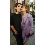 Mariana Loyola Instagram - Anoche fueron los @premioscaleuche 2023 ♥ Qué alegría ver a tantas y tantos colegas queridxs y admiradxs! Aquí un pedacito de la larga noche... Tema a relevar: el regreso de @tvn a esta transmisión en vivo. Qué importante que la cultura se haga pública, que llegue a todas las casas y que la gente disfrute viendo a sus actrices y actores tan queridos. Abrazote a todas y todos lxs ganadorxs que tanto se lo merecen y a las y los organizadorxs: muchas gracias! Sé cuánto trabajan cada año para que esto sea espectacular. Y por supuesto, un beso enorme de agradecimiento a mi queridísimo @franklinathos Talentoso, creativo, divertido, seco y mejor acompañante! Gracias una vez más amigo por dejarme así 💖 Gracias también a @mostore por el vestido increíble #hechoenchile y a @majocontreras3d por sus joyas alucinantes 🖤 Fue una noche hermosa.