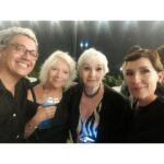 Mariana Loyola Instagram - Anoche fueron los @premioscaleuche 2023 ♥ Qué alegría ver a tantas y tantos colegas queridxs y admiradxs! Aquí un pedacito de la larga noche... Tema a relevar: el regreso de @tvn a esta transmisión en vivo. Qué importante que la cultura se haga pública, que llegue a todas las casas y que la gente disfrute viendo a sus actrices y actores tan queridos. Abrazote a todas y todos lxs ganadorxs que tanto se lo merecen y a las y los organizadorxs: muchas gracias! Sé cuánto trabajan cada año para que esto sea espectacular. Y por supuesto, un beso enorme de agradecimiento a mi queridísimo @franklinathos Talentoso, creativo, divertido, seco y mejor acompañante! Gracias una vez más amigo por dejarme así 💖 Gracias también a @mostore por el vestido increíble #hechoenchile y a @majocontreras3d por sus joyas alucinantes 🖤 Fue una noche hermosa.