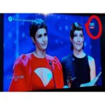 Mariana Loyola Instagram - Anoche fueron los @premioscaleuche 2023 ♥ Qué alegría ver a tantas y tantos colegas queridxs y admiradxs! Aquí un pedacito de la larga noche... Tema a relevar: el regreso de @tvn a esta transmisión en vivo. Qué importante que la cultura se haga pública, que llegue a todas las casas y que la gente disfrute viendo a sus actrices y actores tan queridos. Abrazote a todas y todos lxs ganadorxs que tanto se lo merecen y a las y los organizadorxs: muchas gracias! Sé cuánto trabajan cada año para que esto sea espectacular. Y por supuesto, un beso enorme de agradecimiento a mi queridísimo @franklinathos Talentoso, creativo, divertido, seco y mejor acompañante! Gracias una vez más amigo por dejarme así 💖 Gracias también a @mostore por el vestido increíble #hechoenchile y a @majocontreras3d por sus joyas alucinantes 🖤 Fue una noche hermosa.
