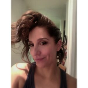 Mariana Loyola Instagram - Anoche fueron los @premioscaleuche 2023 ♥

Qué alegría ver a tantas y tantos colegas queridxs y admiradxs! 

Aquí un pedacito de la larga noche...

Tema a relevar: el regreso de @tvn a esta transmisión en vivo. Qué importante que la cultura se haga pública, que llegue a todas las casas y que la gente disfrute viendo a sus actrices y actores tan queridos. 

Abrazote a todas y todos lxs ganadorxs que tanto se lo merecen y a las y los organizadorxs: muchas gracias! Sé cuánto trabajan cada año para que esto sea espectacular. 

Y por supuesto, un beso enorme de agradecimiento a mi queridísimo @franklinathos 
Talentoso, creativo, divertido, seco y mejor acompañante! 
Gracias una vez más amigo por dejarme así 💖

Gracias también a @mostore por el vestido increíble #hechoenchile y a @majocontreras3d por sus joyas alucinantes 🖤

Fue una noche hermosa.