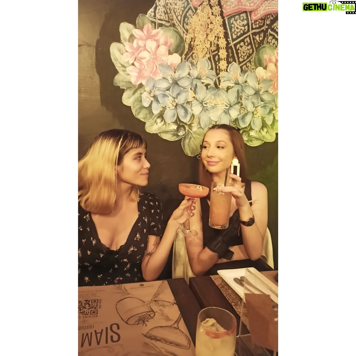 Mariana Loyola Instagram - Por ellas todo ♥♥ Adiós 2022, fuiste complejo, difícil y áspero, pero seguimos pa'elante aprendiendo y soltando. Juntas. Les deseo principalmente mucha energía, amor, salud (🙏🏼), aguante, compañerismo y ganas! Abrazo a cada unx. Vamos con toda la fe por ese 2023 💖💫