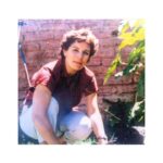 Mariana Loyola Instagram – Feliz cumpleaños mamita hermosa.
Hoy hubieran sido 72 ❤️🩹
A veces pienso cómo estarías hoy.
Tu pelo sería cano o rojizo?
Usarías anteojos?
Seguirías sacando fotos? Con tu cámara o con el celular?
Sin duda seguirías tocando piano como las diosas y probablemente seguirías tb. haciendo tus clases de inglés… presenciales aún, on line?
Te imagino incentivando la conversación con tus nietas y sacando letras de muchas canciones.
Escucho tu risa.
Te imagino tb rodeada de perros, como siempre.
Te veo alimentando a las tortolitas.
Hubieras logrado tu sueño de tener una casita en la playa?
Te extrañamos tanto Vero.
Vaya que sí.
Salud en tu nombre amada mía.
Hoy y por siempre.
❤️🔥