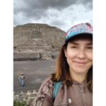 Mariana Loyola Instagram - Mezcla total de emociones. Me voy de esta ciudad precolombina, anonadada, con el corazón a fuego, el espíritu ancho, llena de preguntas... Cuando sea grande seré arqueóloga y me vendré a explorar Teotihuacan (así, sin acento) ❤️‍🔥 Mención aparte a nuestro insuperable guía y arqueólogo @4ndrsl 👊🏼🇮🇹