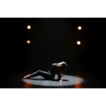 Mariana Loyola Instagram – Día del Teatro que me pilla trabajando por primera vez en un musical.
Y vaya qué proyecto! #HIT 🔥❤️🔥
Mucho, muchísimo trabajo, pero sobretodo muchísimas alegrías y mucho aprendizaje.
He conocido gente hermosa, talentosa, dulce y tan trabajadora, que me hace sonreír mientras escribo.
Qué alegría haber elegido este oficio donde todo es aprender, escuchar, arriesgar, sentir y gozar.
Y qué mejor que hacerlo rodeada de este elenco brillante, comandada por nuestra amada directora @nataliagrez , por esta producción👌🏼 @culturacap y este teatro @tm_lascondes y a sus trabajadorxs, que me han permitido jugar a correr mis propios límites.
Mención aparte a mi persona favorita del momento y mejor partner ever @viviannedietz 💎
Lxs quiero montones cabrxs.
En mi ❤️🔥 forevaaaaaah.
#DíaDelTeatro