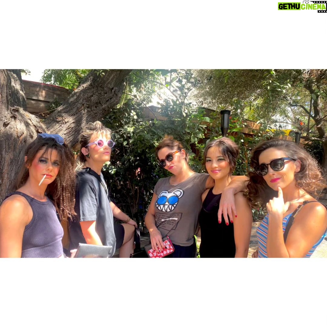 Mariana Loyola Instagram - Día del Teatro que me pilla trabajando por primera vez en un musical. Y vaya qué proyecto! #HIT 🔥❤️🔥 Mucho, muchísimo trabajo, pero sobretodo muchísimas alegrías y mucho aprendizaje. He conocido gente hermosa, talentosa, dulce y tan trabajadora, que me hace sonreír mientras escribo. Qué alegría haber elegido este oficio donde todo es aprender, escuchar, arriesgar, sentir y gozar. Y qué mejor que hacerlo rodeada de este elenco brillante, comandada por nuestra amada directora @nataliagrez , por esta producción👌🏼 @culturacap y este teatro @tm_lascondes y a sus trabajadorxs, que me han permitido jugar a correr mis propios límites. Mención aparte a mi persona favorita del momento y mejor partner ever @viviannedietz 💎 Lxs quiero montones cabrxs. En mi ❤️🔥 forevaaaaaah. #DíaDelTeatro