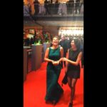 Mariana Loyola Instagram - Recuerdos que aparecen por aquí. @berlinale 2016 con mis amadas @pepasanmartin y @agus_mu_oz ♥♥ de punta en blanco. Yo muy qué hay con un @carolinaherrera 💫 Qué ciudad increíble Berlín, pese al frío de febrero. La cultura, la belleza y el peso de la historia afloran en cada esquina. Vimos a Meryl Streep, la flamante Presidenta del jurado, y me dieron ganas de llorar. Y lo mejor: #Rara @raralapelicula ganaba el premio a mejor película Generation K-Plus. Qué cantidad de emociones mi dióh!