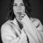 Mariana Loyola Instagram - Mariana Loyola Ruz @marianaloyolaruz es una actriz incombustible que se luce en todos los desafíos profesionales en que se embarca. La manera en que expresa su talento nunca deja indiferente y así lo demostró en “Hit, un musical de los 80” donde una vez más cautivó al público con su interpretación y encanto especial. 🎥 @eme.nvj y @julio.vision #manosalaobra #mujeresenelteatro #diainternacionaldelamujer #8demarzo #womaninternationalday