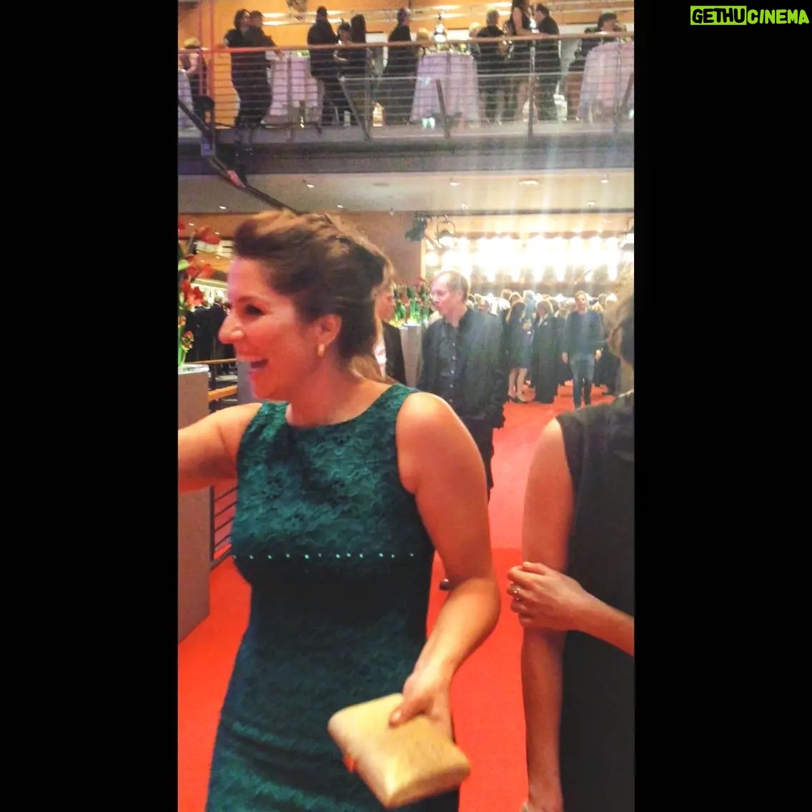 Mariana Loyola Instagram - Recuerdos que aparecen por aquí. @berlinale 2016 con mis amadas @pepasanmartin y @agus_mu_oz ♥♥ de punta en blanco. Yo muy qué hay con un @carolinaherrera 💫 Qué ciudad increíble Berlín, pese al frío de febrero. La cultura, la belleza y el peso de la historia afloran en cada esquina. Vimos a Meryl Streep, la flamante Presidenta del jurado, y me dieron ganas de llorar. Y lo mejor: #Rara @raralapelicula ganaba el premio a mejor película Generation K-Plus. Qué cantidad de emociones mi dióh!
