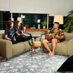 Mariana Molina Instagram - Para todos os românticos de plantão, já está no ar o nosso episódio da semana do @avisachegando 🎙️💜 E o nosso convidado mais do que especial é @babusantana. O papo de hoje foi sobre “Amor” e tudo que ele pode significar ou ressignificar 😉 Tá imperdível, dá o play e claro, Avisa Chegando :) link na bio! #babusantana #sophiaabrahao #amor #marianamolina #videocast #avisachegando