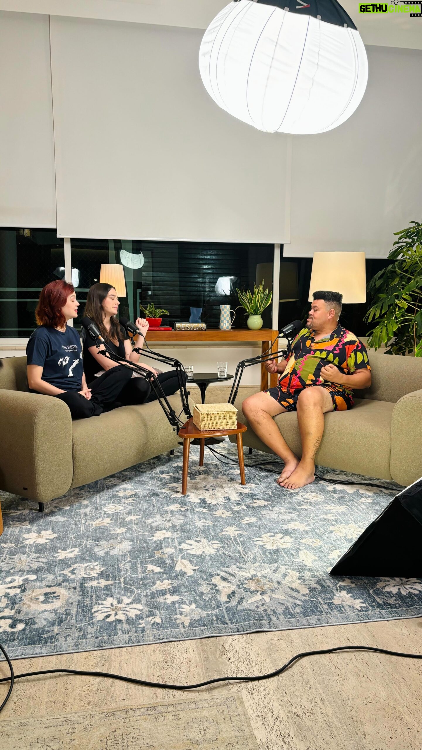 Mariana Molina Instagram - Para todos os românticos de plantão, já está no ar o nosso episódio da semana do @avisachegando 🎙️💜 E o nosso convidado mais do que especial é @babusantana. O papo de hoje foi sobre “Amor” e tudo que ele pode significar ou ressignificar 😉 Tá imperdível, dá o play e claro, Avisa Chegando :) link na bio! #babusantana #sophiaabrahao #amor #marianamolina #videocast #avisachegando