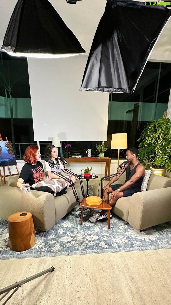 Mariana Molina Instagram - Tá no ar o nosso episódio de hoje do @avisachegando com o @raphaellogam 🎙️❤️ O que é sucesso? Quem define ele? Existe uma definição? 👀 Esse é o papo de hoje com um misto de seriedade e humor do jeitinho que a gente mais ama. O episódio tá imperdível 🫰🏻 Prontos? Link na bio, e claro, Avisa Chegando 💜☺️ #avisachegando #raphaellogam #sophiaabrahao #marianamolina #sucesso #videocast