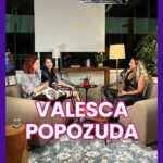 Mariana Molina Instagram - E ela chegou chegando 💁🏻‍♀️💋 Já está no ar o nosso programa com a maravilhosa @valescapopozuda :) O episódio de hoje é pra todas as gerações, mas em especial pra você que viveu os Anos 2000, o papo de hoje vem cercado de nostalgia com uma das maiores artistas da geração do funk carioca feminino ❤️ Vem que tá demais, e claro, AVISA CHEGANDO ☺️🎙️ #valescapopozuda #anos2000 #avisachegando #videocast #sophiaabrahao #marianamolina