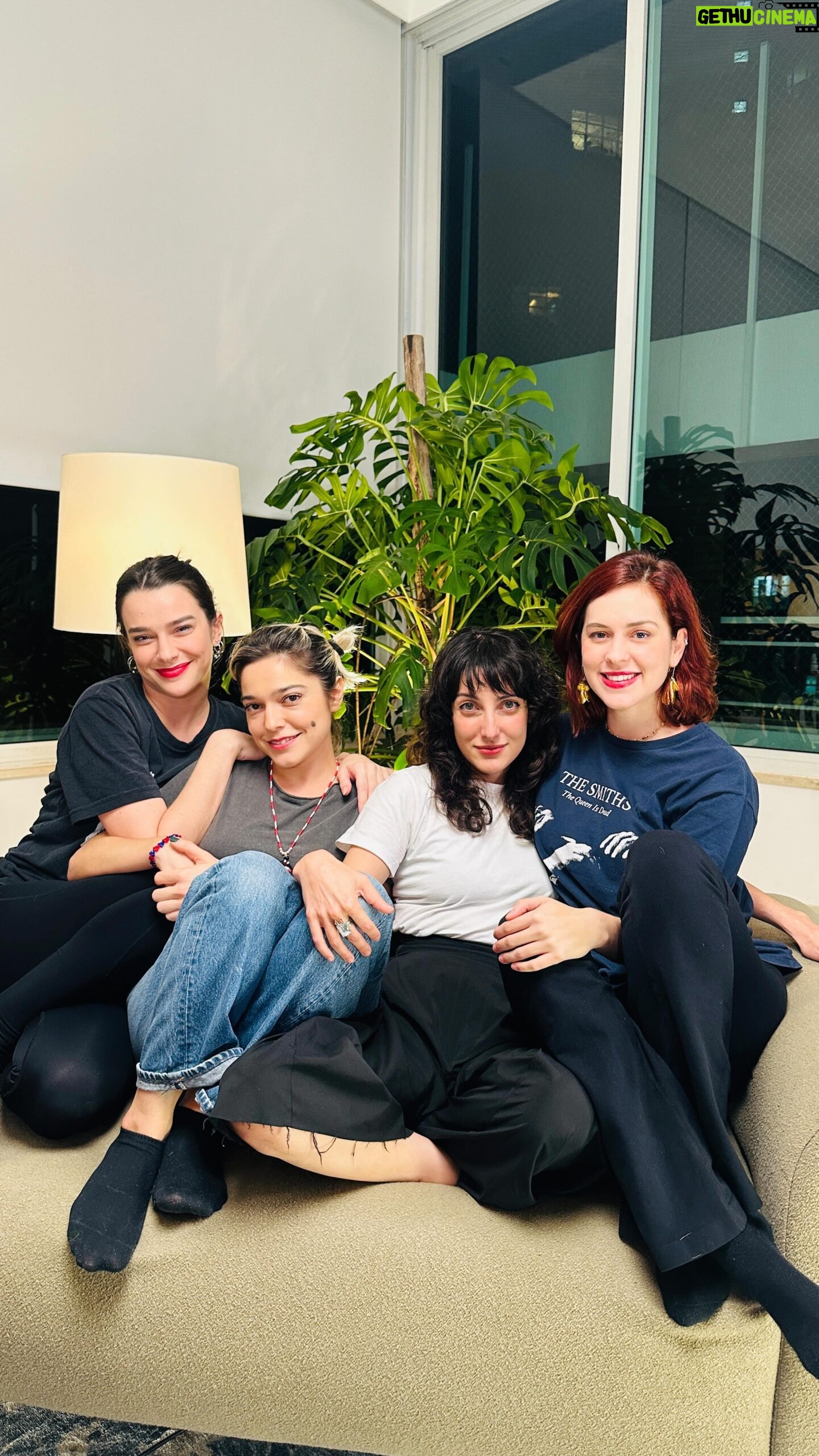 Mariana Molina Instagram - Se você não tem um amigo assim, você é esse amigo 😂🫠 Já tá no ar o nosso episódio da semana no @avisachegando com as nossas amigas @bella.camero e @claricefalcao 💜🎙️ Mais um episódio imperdível e não muito maduro 😂😂 Dá o play e claro, AVISA CHEGANDO 🫶🏻 link na bio :) #avisachegando #videocast #sophiaabrahao #marianamolina #claricefalcao #bellacamero #maturidade